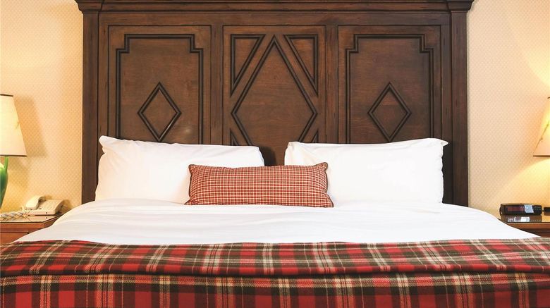 <b>The Fairmont Le Chateau Montebello Suite</b>. Images powered by <a href="https://iceportal.shijigroup.com/" title="IcePortal" target="_blank">IcePortal</a>.