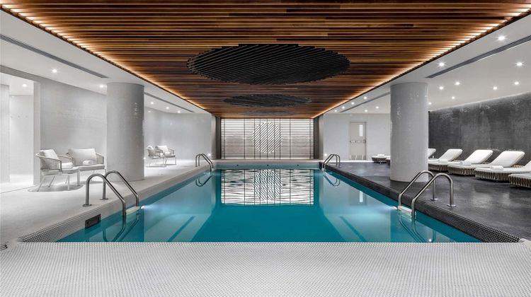 Fairmont The Queen Elizabeth Pool