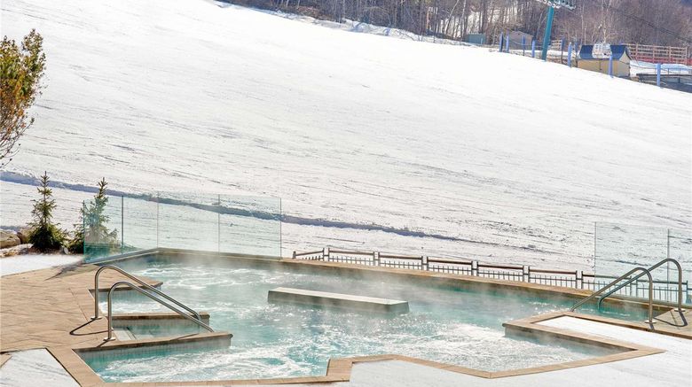 <b>The Fairmont Tremblant Pool</b>. Images powered by <a href="https://iceportal.shijigroup.com/" title="IcePortal" target="_blank">IcePortal</a>.
