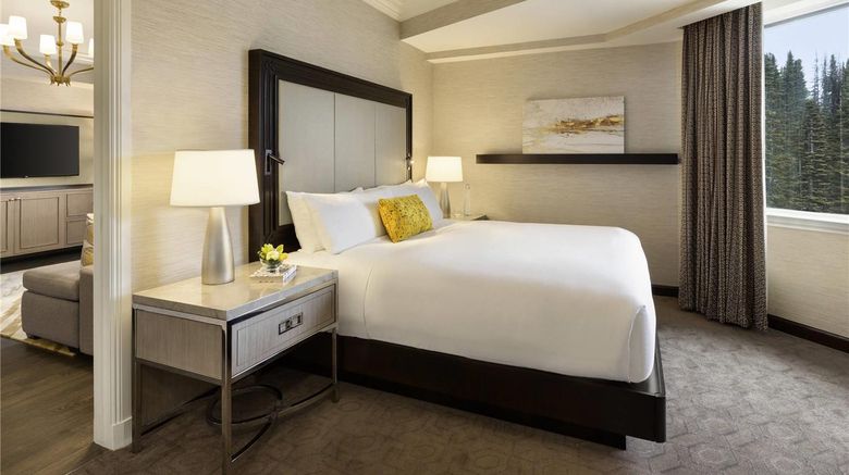 <b>Fairmont Chateau Lake Louise Room</b>. Images powered by <a href="https://iceportal.shijigroup.com/" title="IcePortal" target="_blank">IcePortal</a>.