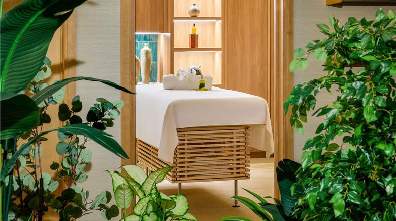 <b>Fairmont Chateau Lake Louise Spa</b>. Images powered by <a href="https://iceportal.shijigroup.com/" title="IcePortal" target="_blank">IcePortal</a>.