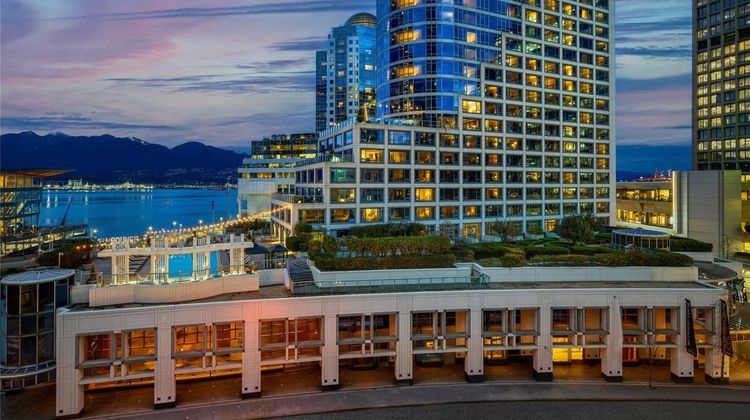 Fairmont Waterfront Exterior