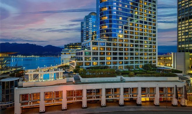 Fairmont Waterfront Exterior