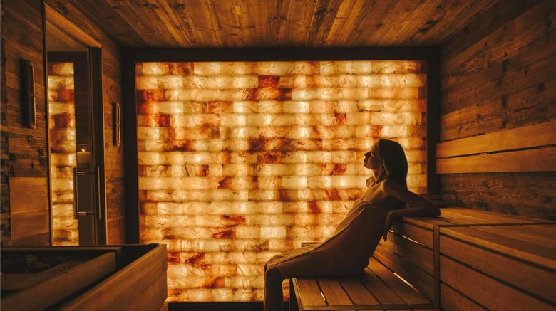 <b>Fairmont Hotel Vier Jahreszeiten Spa</b>. Images powered by <a href="https://iceportal.shijigroup.com/" title="IcePortal" target="_blank">IcePortal</a>.