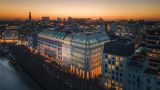<b>Fairmont Hotel Vier Jahreszeiten Exterior</b>. Images powered by <a href="https://iceportal.shijigroup.com/" title="IcePortal" target="_blank">IcePortal</a>.