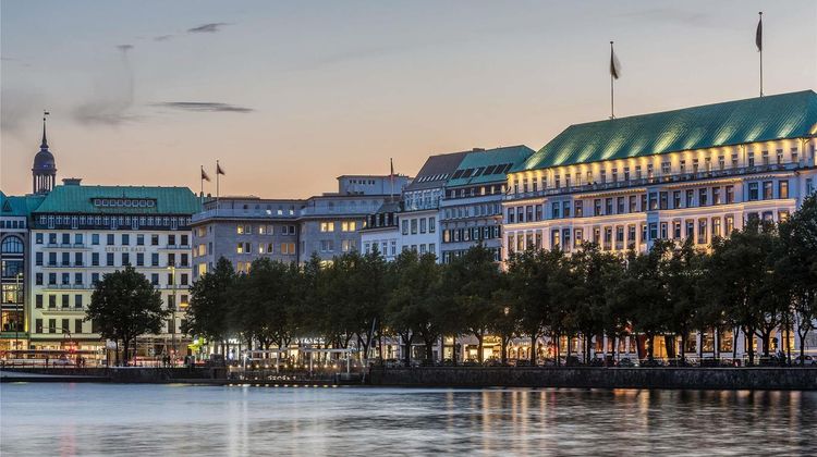 Fairmont Hotel Vier Jahreszeiten Exterior