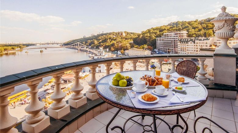 <b>Fairmont Grand Hotel Kyiv Suite</b>. Images powered by <a href="https://iceportal.shijigroup.com/" title="IcePortal" target="_blank">IcePortal</a>.