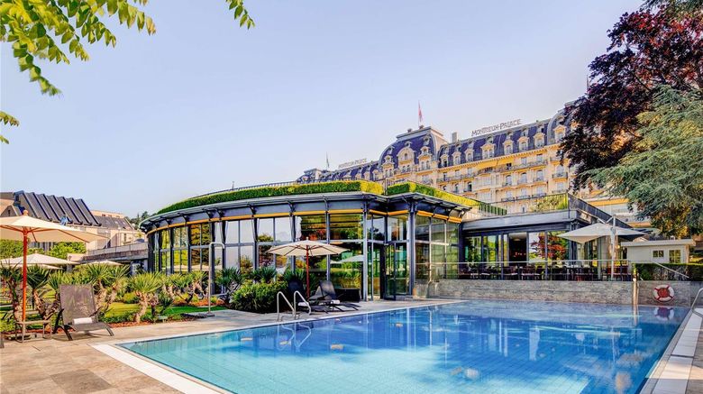 <b>Fairmont Le Montreux Palace Pool</b>. Images powered by <a href="https://iceportal.shijigroup.com/" title="IcePortal" target="_blank">IcePortal</a>.