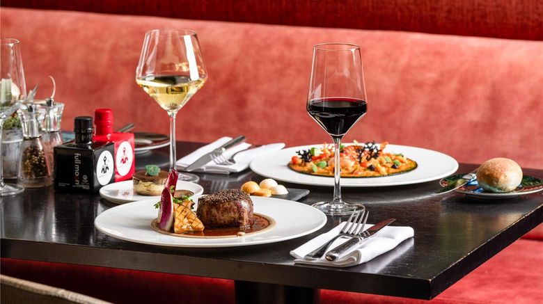 <b>Fairmont Le Montreux Palace Restaurant</b>. Images powered by <a href="https://iceportal.shijigroup.com/" title="IcePortal" target="_blank">IcePortal</a>.