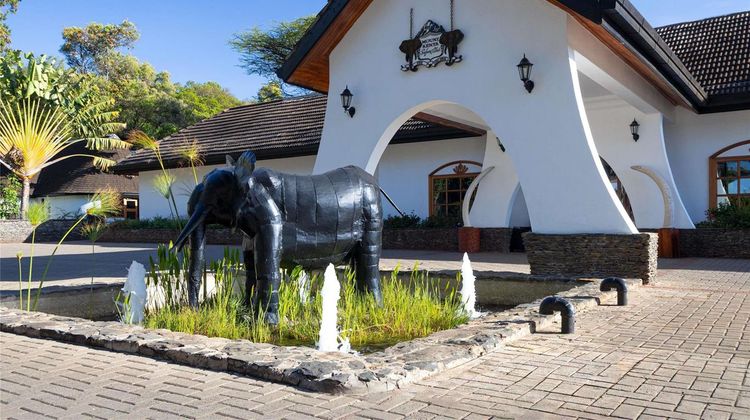 Fairmont Mount Kenya Safari Club Exterior