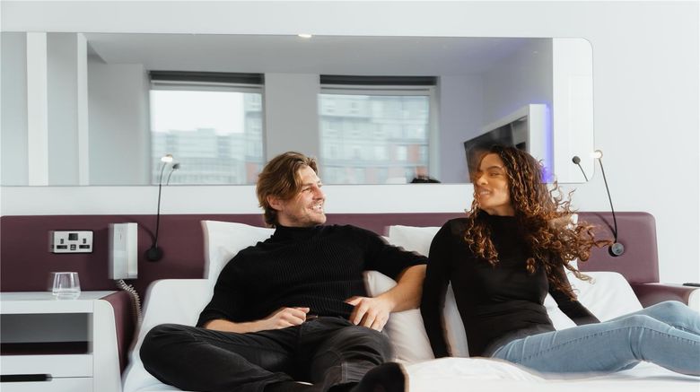 <b>YOTEL Glasgow Room</b>. Images powered by <a href="https://iceportal.shijigroup.com/" title="IcePortal" target="_blank">IcePortal</a>.