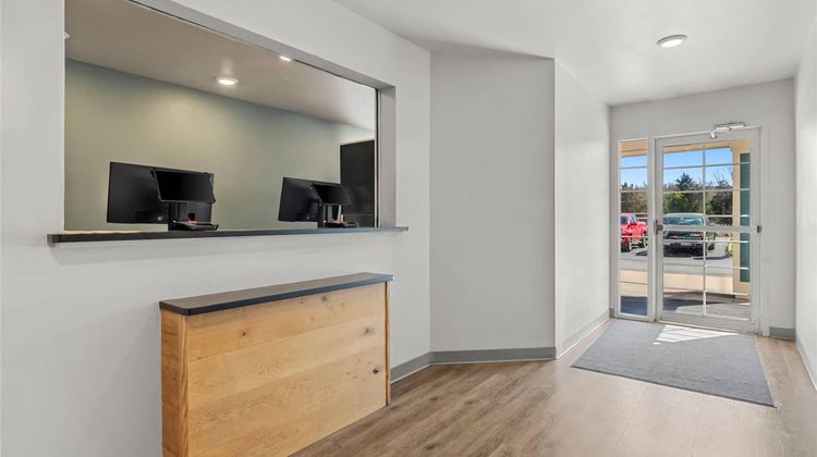 WoodSpring Suites Fayetteville I-49 Lobby