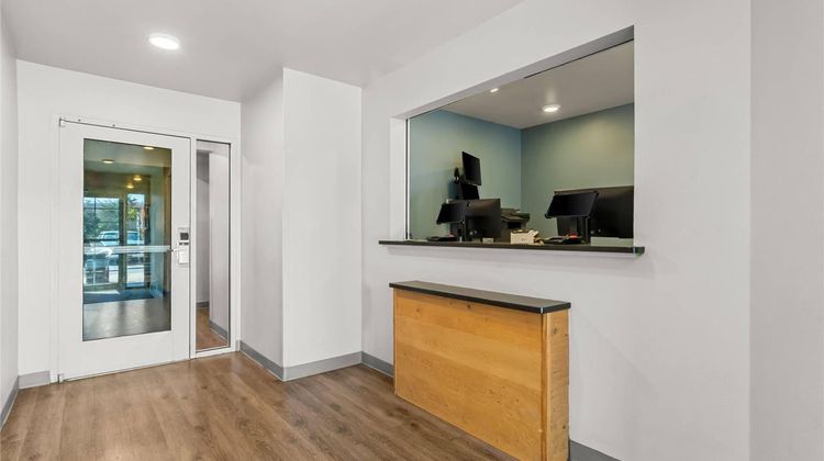 WoodSpring Suites Fayetteville I-49 Lobby