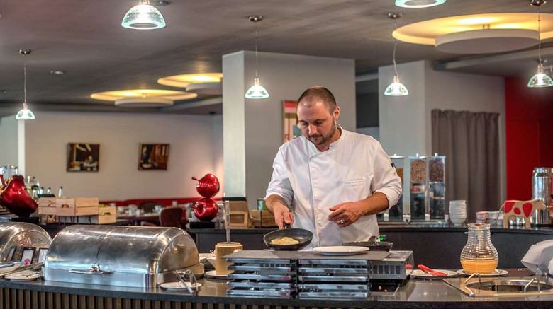 <b>Hilton Geneva Hotel and Conference Ctr Restaurant</b>. Images powered by <a href="https://iceportal.shijigroup.com/" title="IcePortal" target="_blank">IcePortal</a>.