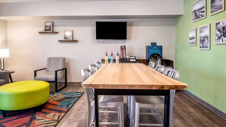 <b>WoodSpring Suites Naples West Lobby</b>. Images powered by <a href="https://iceportal.shijigroup.com/" title="IcePortal" target="_blank">IcePortal</a>.