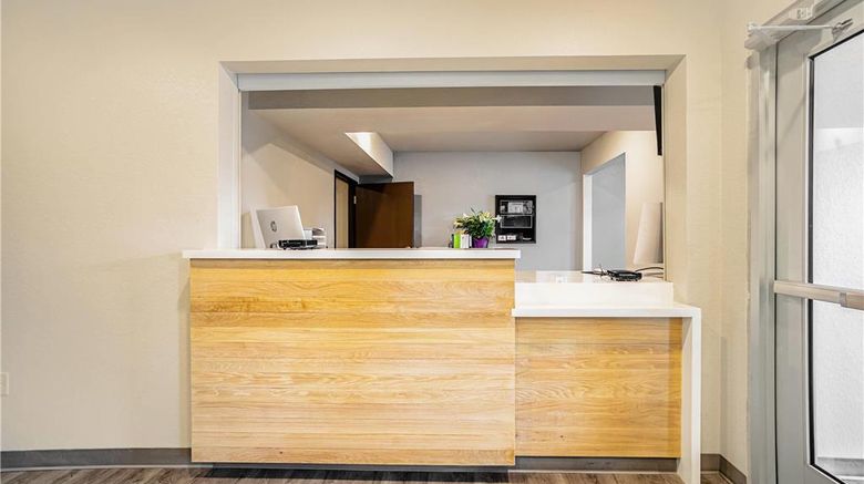 <b>WoodSpring Suites Naples Lobby</b>. Images powered by <a href="https://iceportal.shijigroup.com/" title="IcePortal" target="_blank">IcePortal</a>.