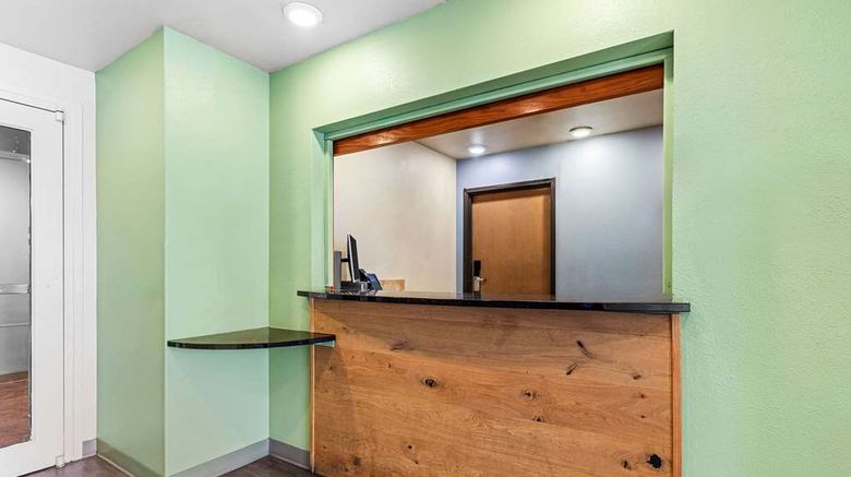 <b>WoodSpring Suites Tulsa Lobby</b>. Images powered by <a href="https://iceportal.shijigroup.com/" title="IcePortal" target="_blank">IcePortal</a>.