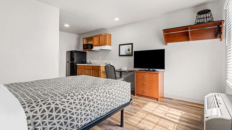 <b>WoodSpring Suites Tulsa Room</b>. Images powered by <a href="https://iceportal.shijigroup.com/" title="IcePortal" target="_blank">IcePortal</a>.