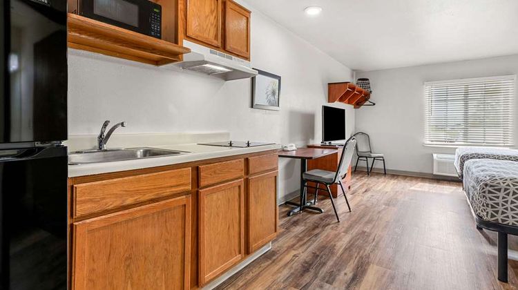 WoodSpring Suites Tulsa Room