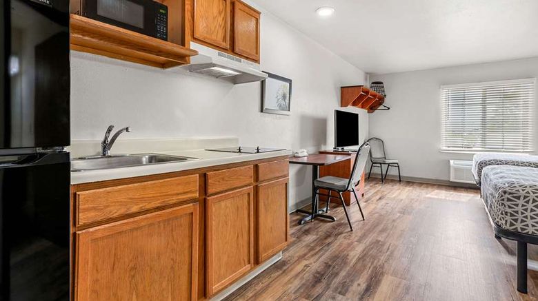 <b>WoodSpring Suites Tulsa Room</b>. Images powered by <a href="https://iceportal.shijigroup.com/" title="IcePortal" target="_blank">IcePortal</a>.