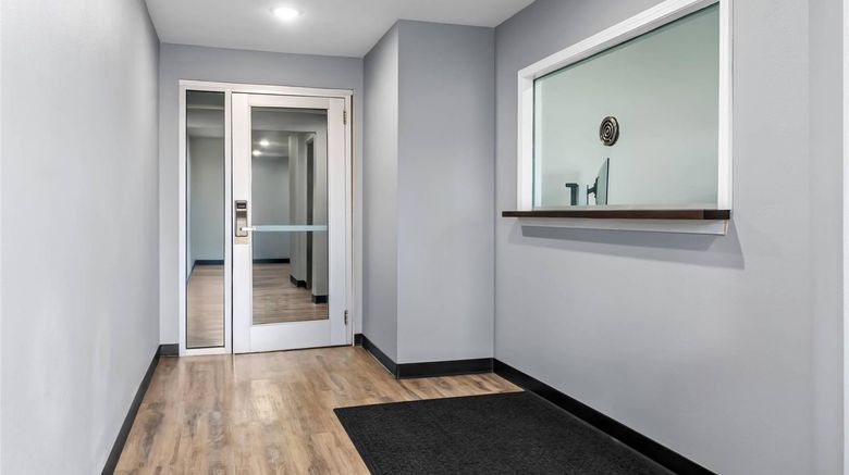 <b>WoodSpring Suites Memphis Northeast Lobby</b>. Images powered by <a href="https://iceportal.shijigroup.com/" title="IcePortal" target="_blank">IcePortal</a>.