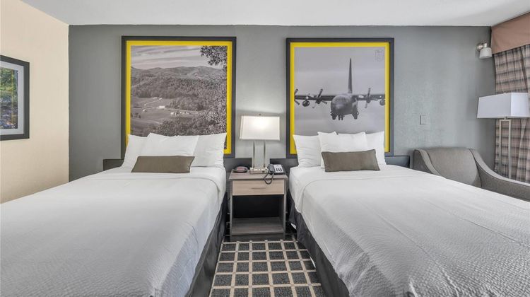 Super 8 by Wyndham Morganton Room