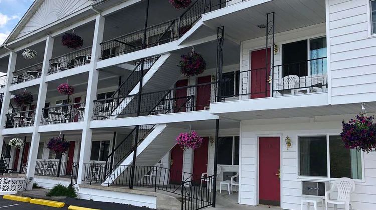 Baymont by Wyndham Lake George Exterior