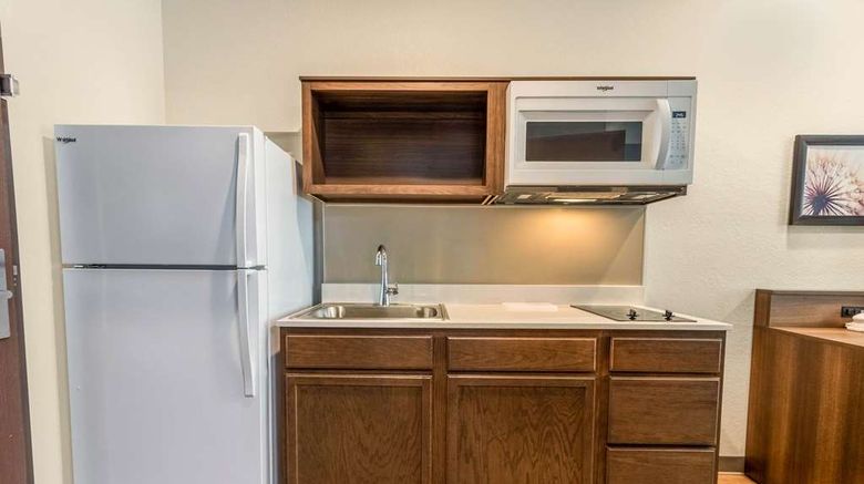 <b>WoodSpring Suites Miramar Room</b>. Images powered by <a href="https://iceportal.shijigroup.com/" title="IcePortal" target="_blank">IcePortal</a>.