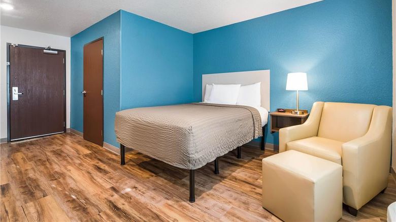 <b>WoodSpring Suites Davenport Room</b>. Images powered by <a href="https://iceportal.shijigroup.com/" title="IcePortal" target="_blank">IcePortal</a>.
