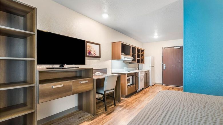 <b>WoodSpring Suites Davenport Room</b>. Images powered by <a href="https://iceportal.shijigroup.com/" title="IcePortal" target="_blank">IcePortal</a>.