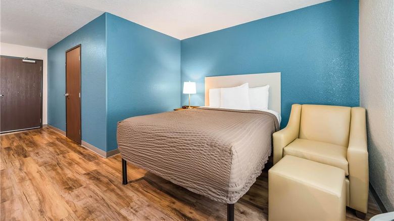 <b>WoodSpring Suites Davenport Room</b>. Images powered by <a href="https://iceportal.shijigroup.com/" title="IcePortal" target="_blank">IcePortal</a>.