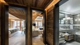 <b>Ultima Gstaad Suite</b>. Images powered by <a href="https://iceportal.shijigroup.com/" title="IcePortal" target="_blank">IcePortal</a>.