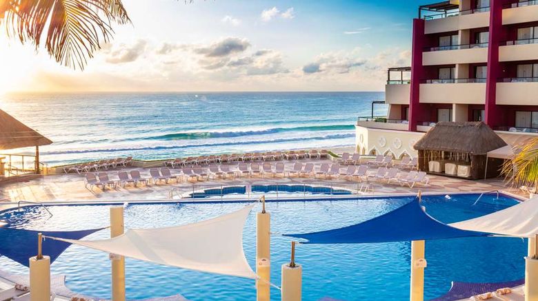 <b>Crown Paradise Club Pool</b>. Images powered by <a href="https://iceportal.shijigroup.com/" title="IcePortal" target="_blank">IcePortal</a>.