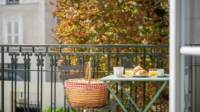 <b>Suites & hotel Helzear Montparnasse Room</b>. Images powered by <a href="https://iceportal.shijigroup.com/" title="IcePortal" target="_blank">IcePortal</a>.