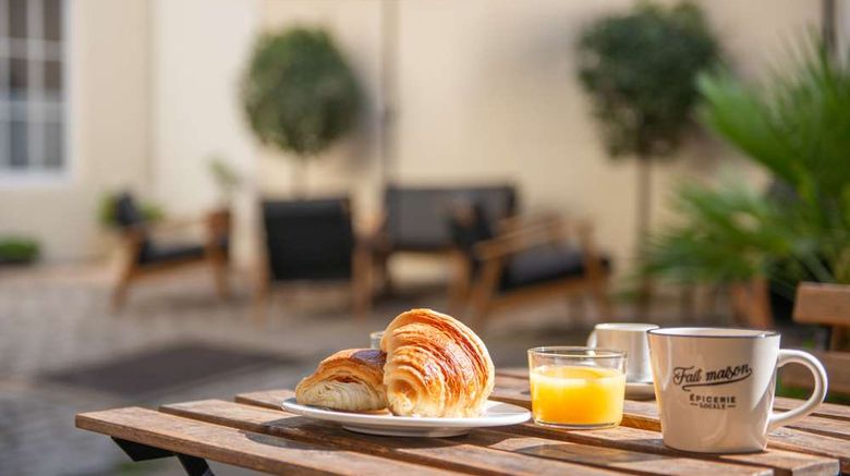 <b>Suites & hotel Helzear Montparnasse Restaurant</b>. Images powered by <a href="https://iceportal.shijigroup.com/" title="IcePortal" target="_blank">IcePortal</a>.
