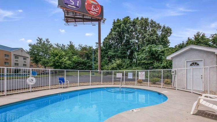 Americas Best Value Inn Knoxville East Pool