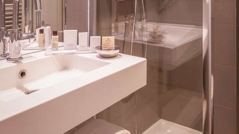 <b>Suites & Hotel Helzear Champs Elysees Room</b>. Images powered by <a href="https://iceportal.shijigroup.com/" title="IcePortal" target="_blank">IcePortal</a>.