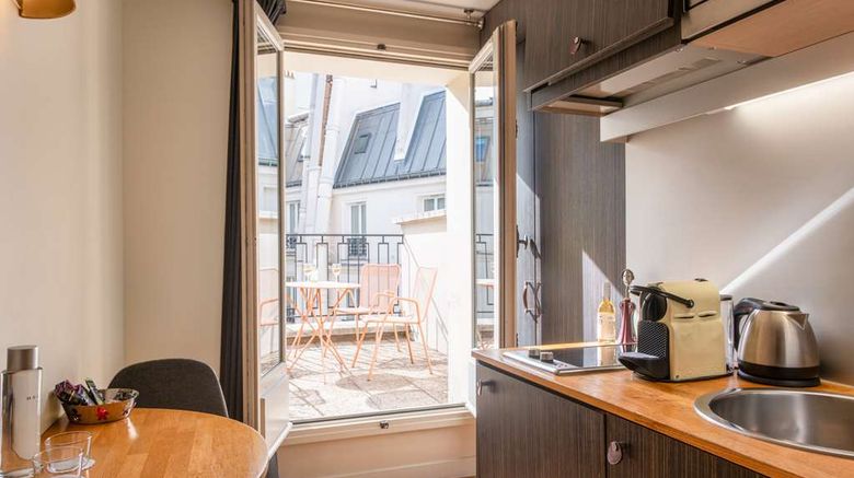 <b>Suites & Hotel Helzear Champs Elysees Suite</b>. Images powered by <a href="https://iceportal.shijigroup.com/" title="IcePortal" target="_blank">IcePortal</a>.