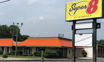 Super 8 by Wyndham Battleboro Rocky Moun