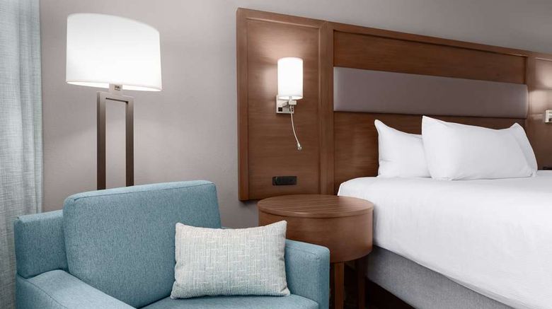 <b>DoubleTree by Hilton Charleston Room</b>. Images powered by <a href="https://iceportal.shijigroup.com/" title="IcePortal" target="_blank">IcePortal</a>.
