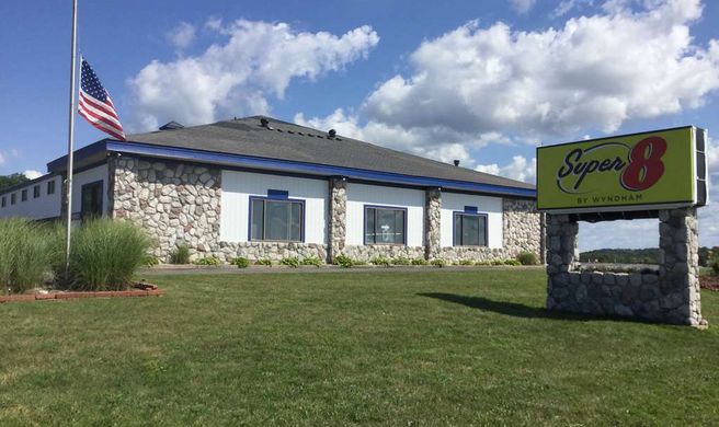 Super 8 by Wyndham Petoskey Exterior