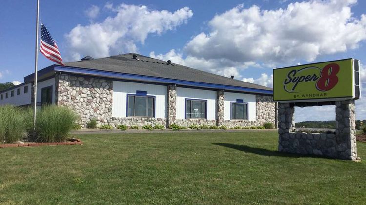 Super 8 by Wyndham Petoskey Exterior