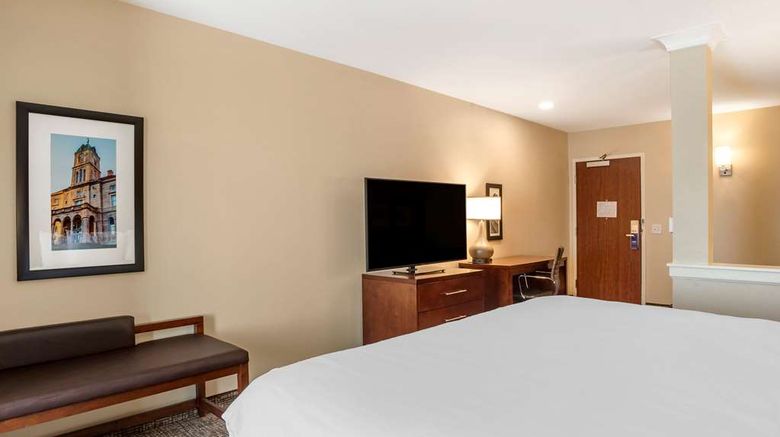 <b>Comfort Inn and Suites Harrisonburg Suite</b>. Images powered by <a href="https://iceportal.shijigroup.com/" title="IcePortal" target="_blank">IcePortal</a>.
