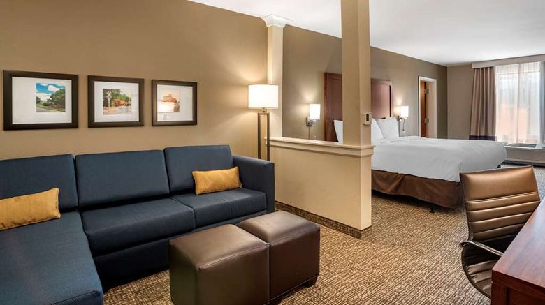 <b>Comfort Inn and Suites Harrisonburg Suite</b>. Images powered by <a href="https://iceportal.shijigroup.com/" title="IcePortal" target="_blank">IcePortal</a>.