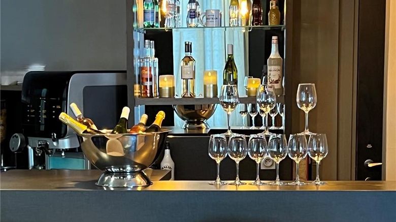 <b>Hotel Sixteen Montrouge Restaurant</b>. Images powered by <a href="https://iceportal.shijigroup.com/" title="IcePortal" target="_blank">IcePortal</a>.