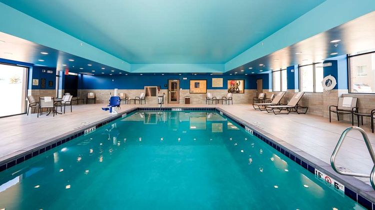 Hampton Inn and Suites Aurora Pool