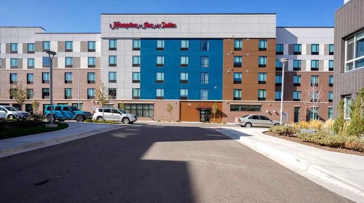 Hampton Inn and Suites Aurora Exterior