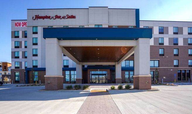 Hampton Inn and Suites Aurora Exterior