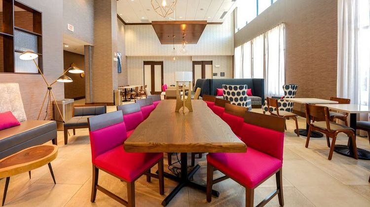 Hampton Inn and Suites Aurora Lobby