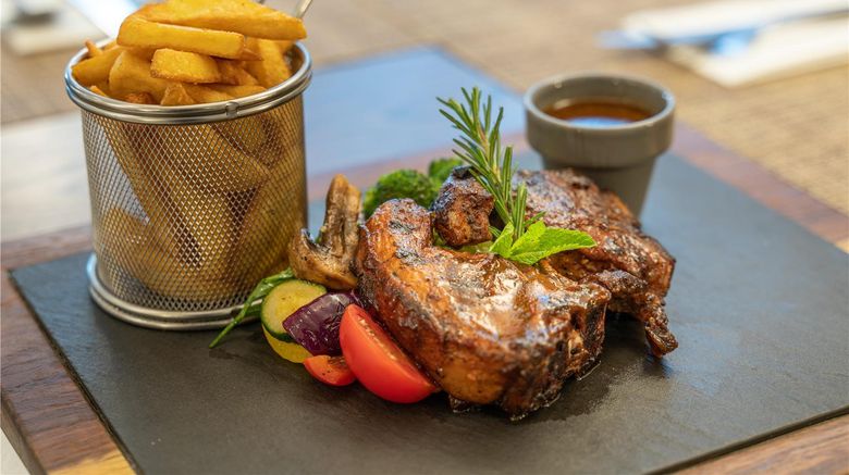 <b>Hilton Garden Inn Umhlanga Arch Restaurant</b>. Images powered by <a href="https://iceportal.shijigroup.com/" title="IcePortal" target="_blank">IcePortal</a>.